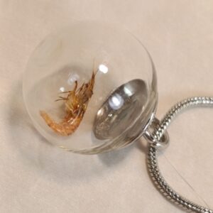 Kreveta na hadím řetízku