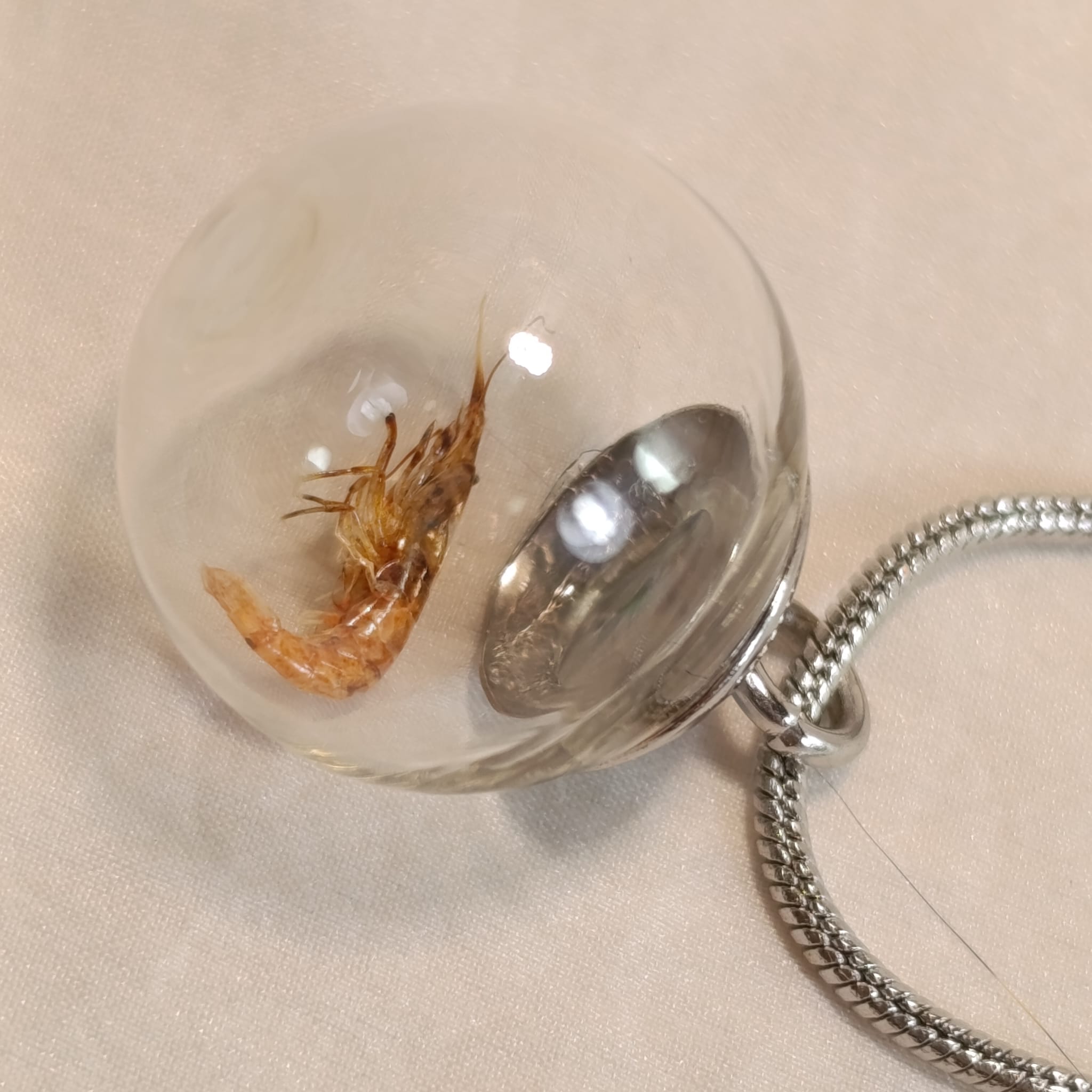 Kreveta na hadím řetízku