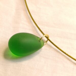 Náhrdelník skleněná kapka na struně 47 cm var.1