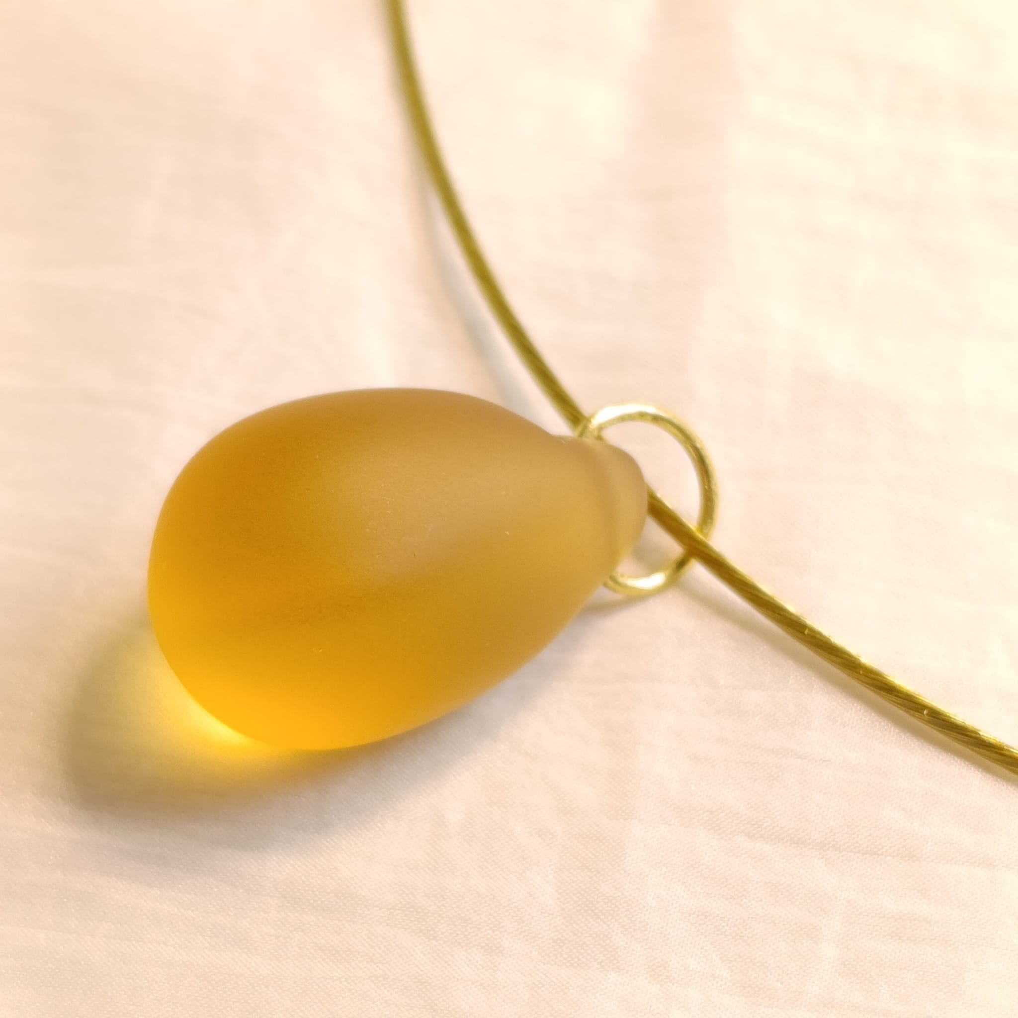 Náhrdelník skleněná kapka na struně 47 cm var.2