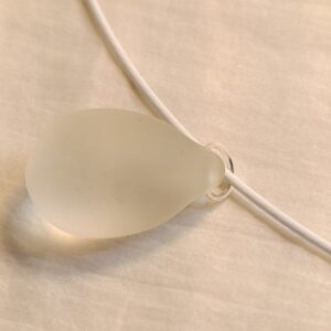 Náhrdelník skleněná kapka na struně 47 cm var.4