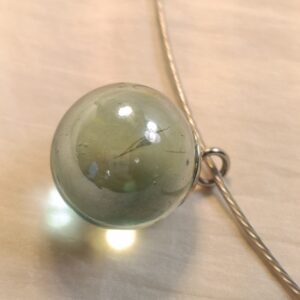 Náhrdelník skleněná kulička na struně 47 cm var.1