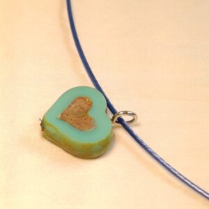 Náhrdelník skleněné srdce na struně 47 cm var.1