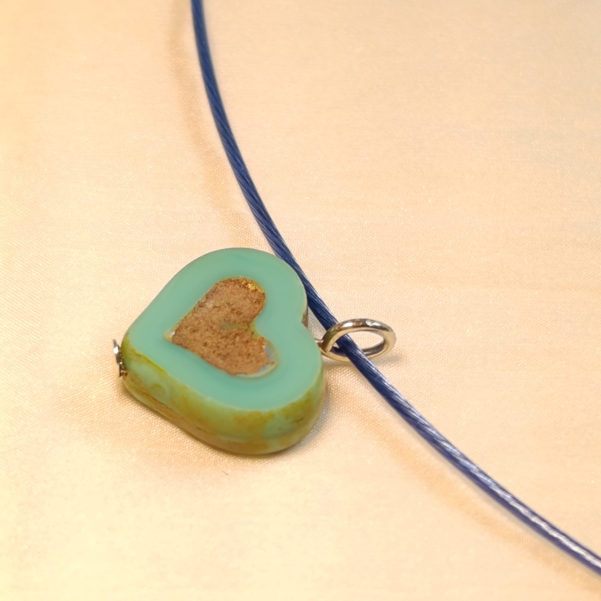 Náhrdelník skleněné srdce na struně 47 cm var.1