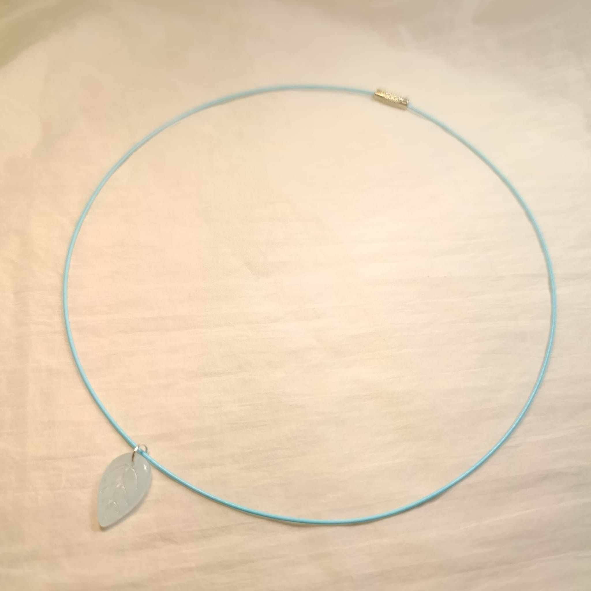 Náhrdelník skleněný lístek na struně 47 cm var.1 - Obrázek 2