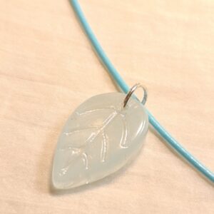 Náhrdelník skleněný lístek na struně 47 cm var.1