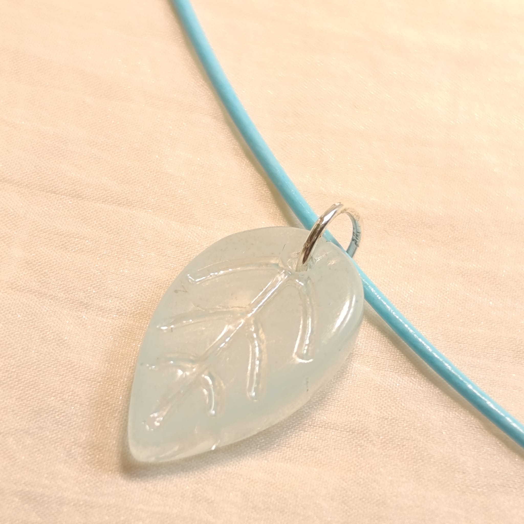 Náhrdelník skleněný lístek na struně 47 cm var.1