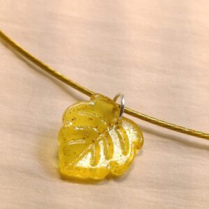 Náhrdelník skleněný lístek na struně 47 cm var.2