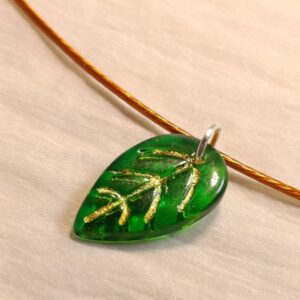 Náhrdelník skleněný lístek na struně 47 cm var.4