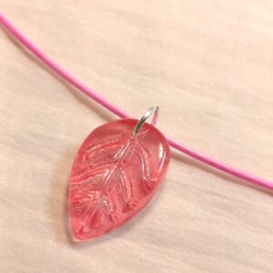 Náhrdelník skleněný lístek na struně 47 cm var.3