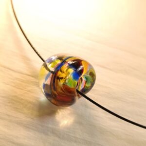 Náhrdelník velká vinutá skleněná perle na struně 52 cm