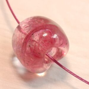 Náhrdelník velká vinutá skleněná perle na struně 47 cm