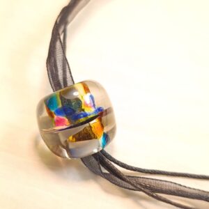 Náhrdelník velká vinutá skleněná perle na černých stuhách 45-50 cm