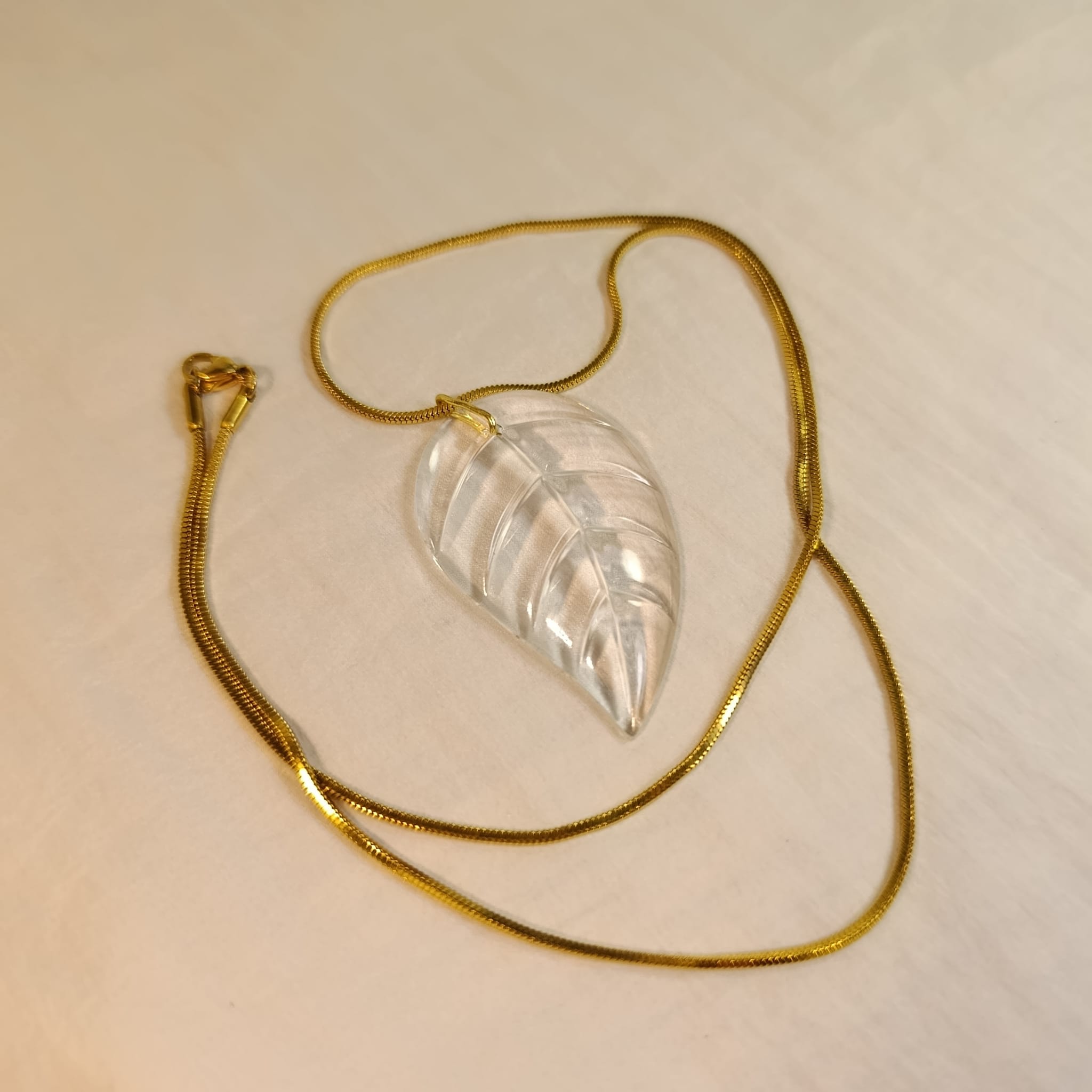 Náhrdelník skleněný list na zlatém řetězu z chirurgické oceli 60 cm