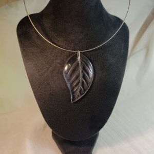 Náhrdelník skleněný list na struně 47 cm var.1