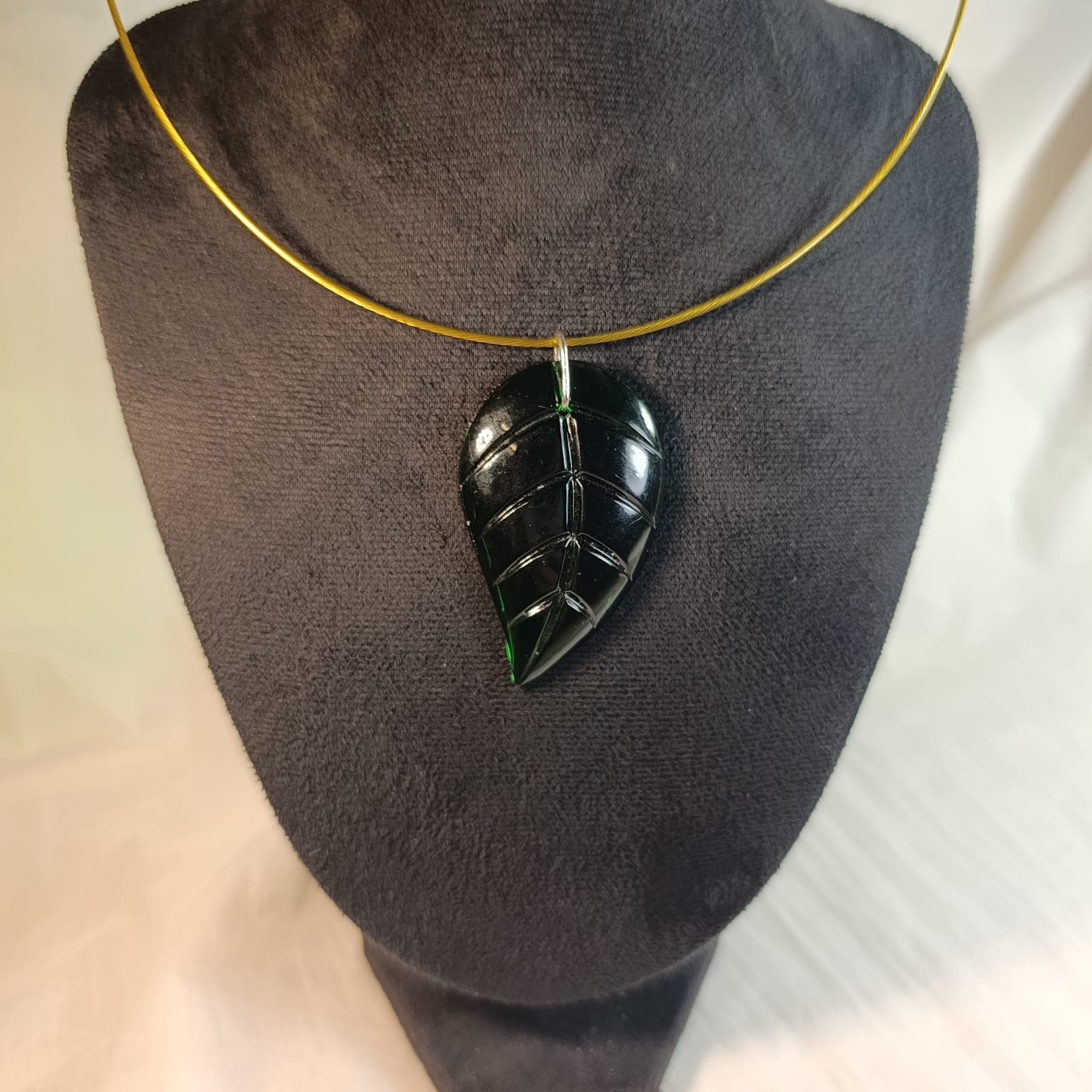 Náhrdelník skleněný list na struně 47 cm var.2