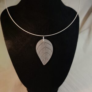 Náhrdelník skleněný list na struně 47 cm var.3