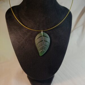 Náhrdelník skleněný list na struně 47 cm var.4