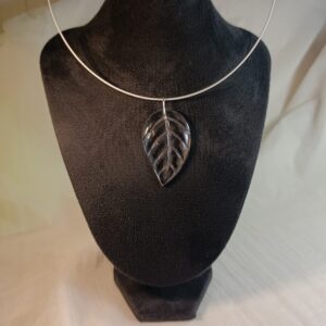 Náhrdelník skleněný list na struně 47 cm var.5