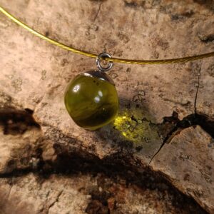 Náhrdelník rustikální skleněná kapka na struně 47 cm | unikát