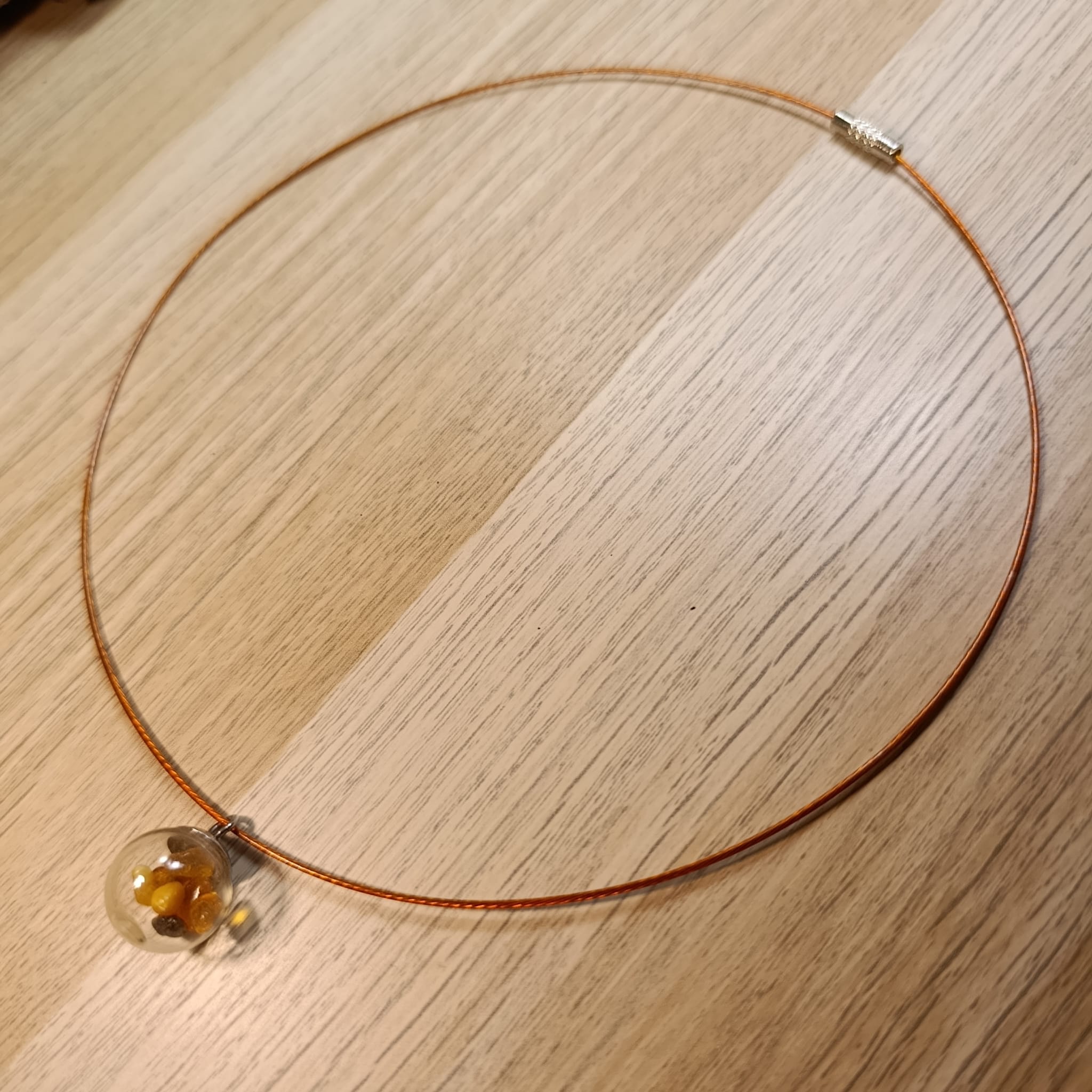 Náhrdelník Bernstein - jantar ve skleněné kouli na struně 47 cm - Obrázek 2