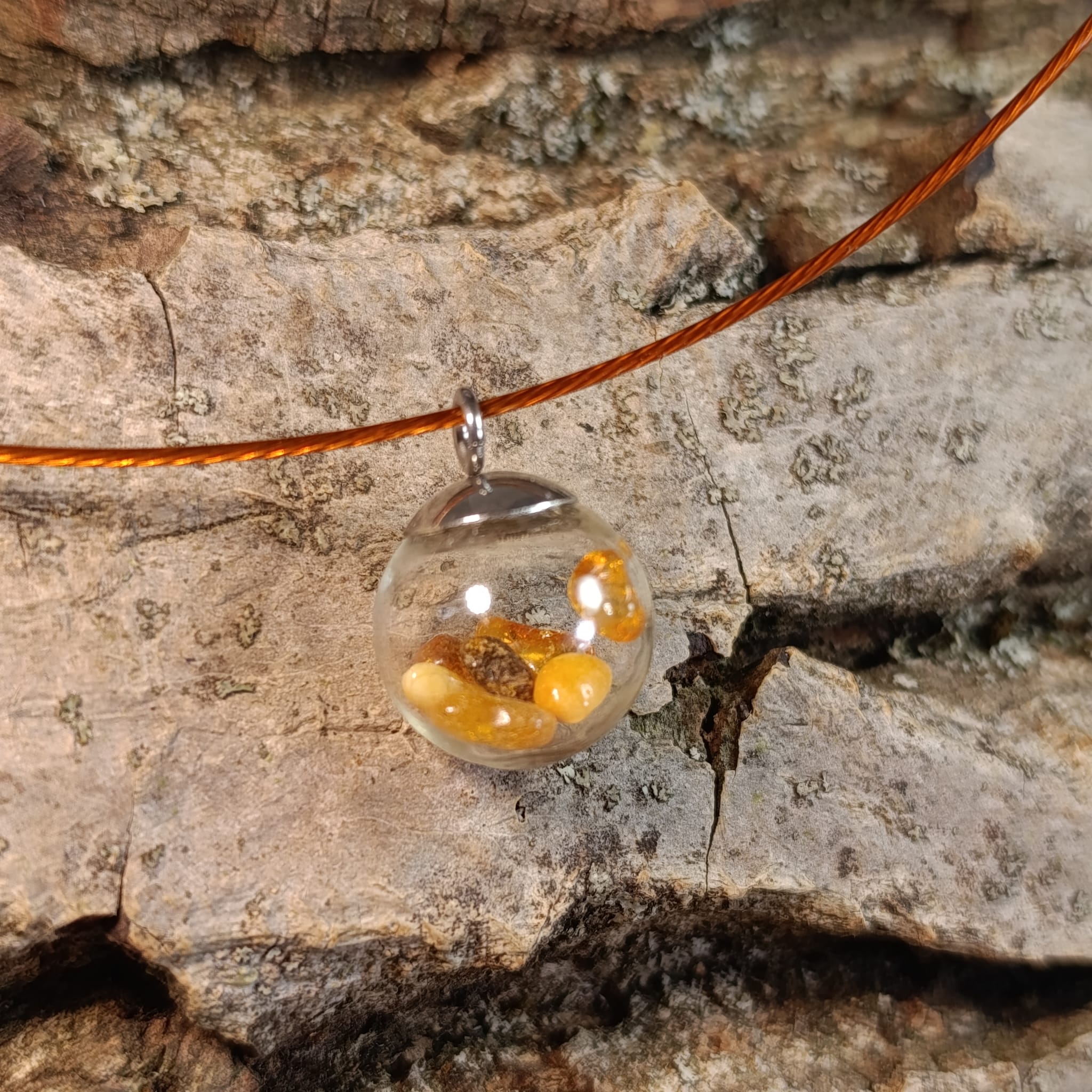 Náhrdelník Bernstein - jantar ve skleněné kouli na struně 47 cm - Obrázek 3