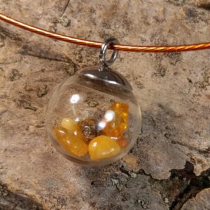 Náhrdelník Bernstein - jantar ve skleněné kouli na struně 47 cm