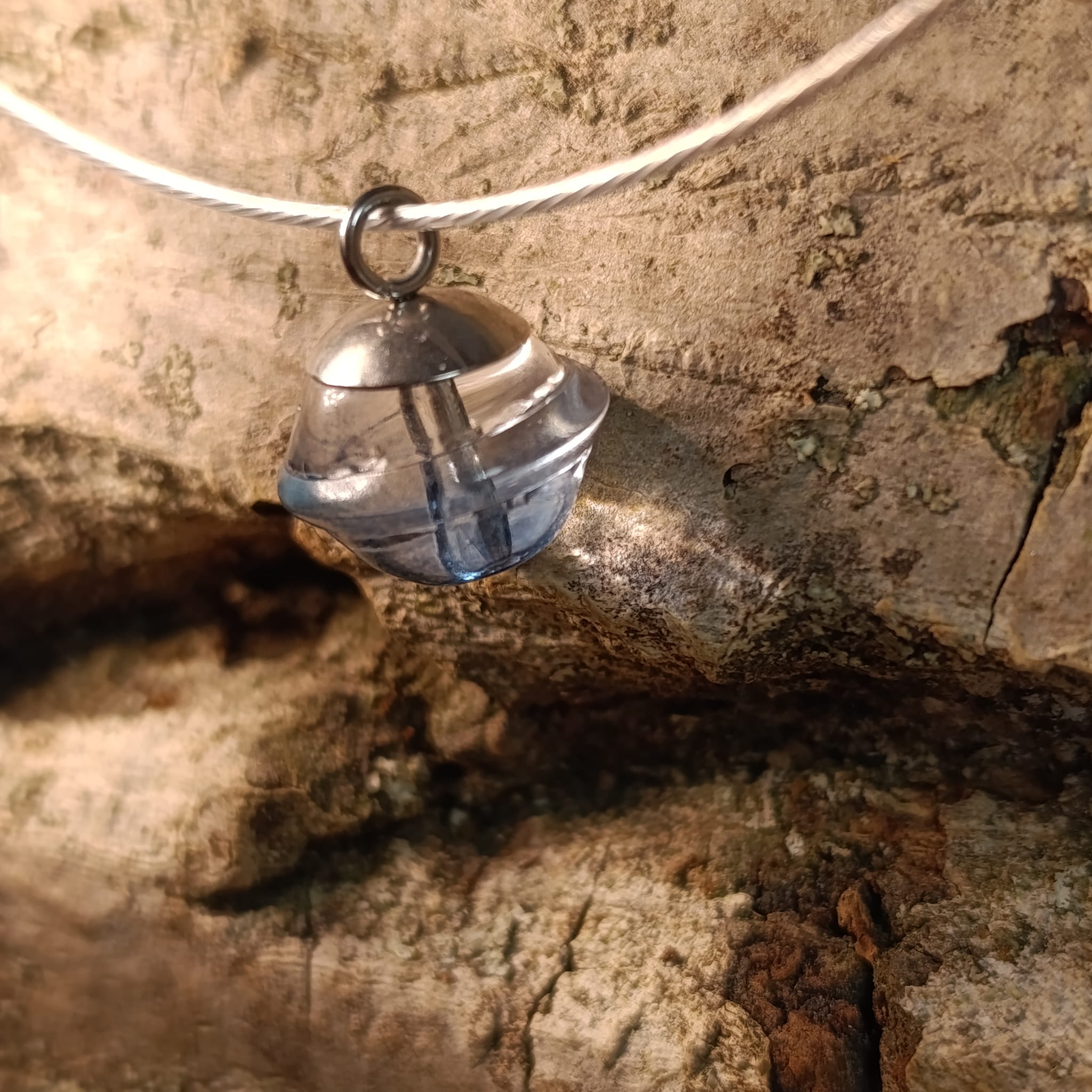 Náhrdelník Skleněné UFO na struně 47 cm