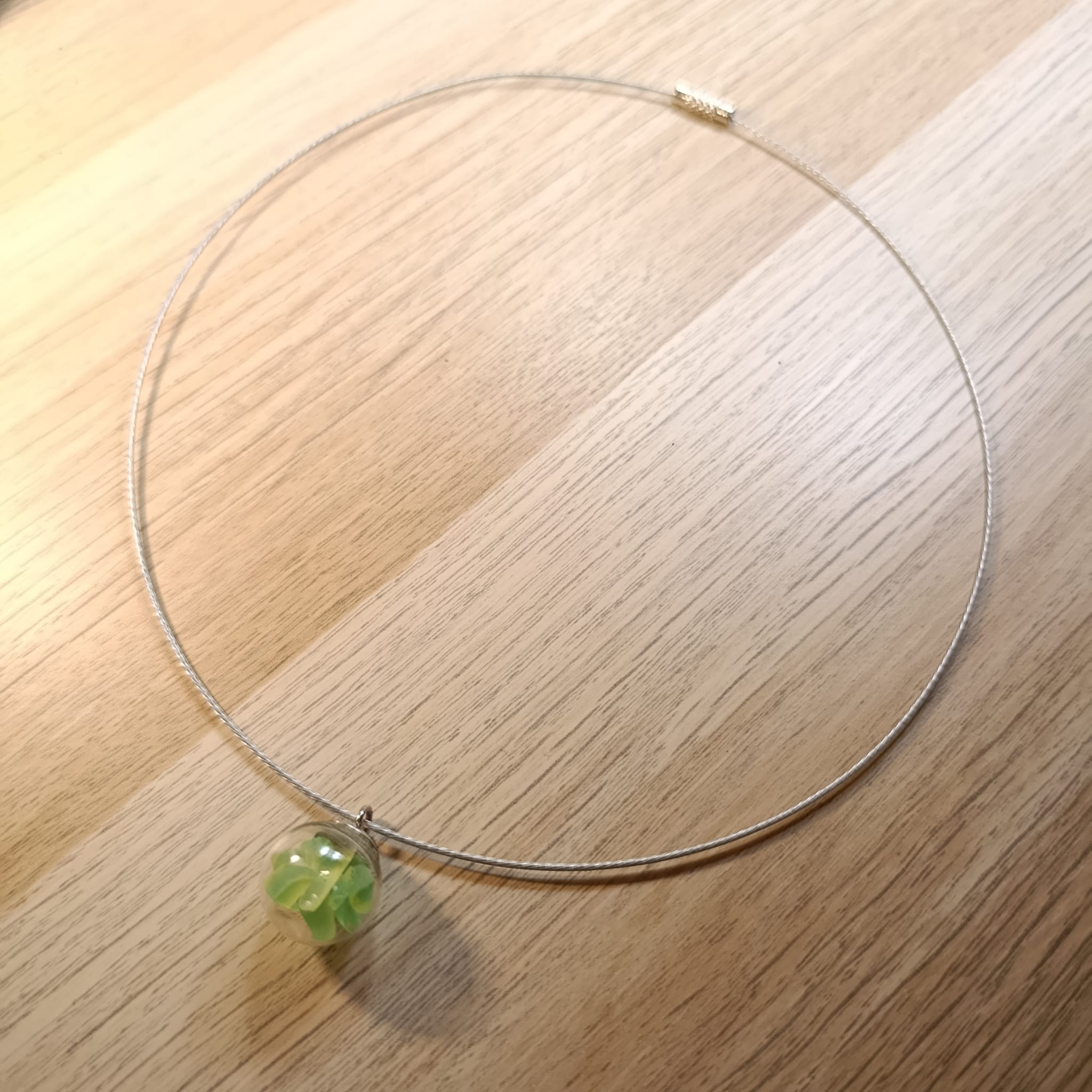 Náhrdelník z UV skla na struně 47 cm | UV svítilna zdarma - Obrázek 2