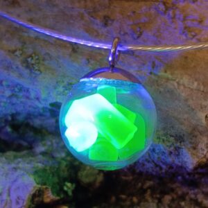 Náhrdelník z UV skla na struně 47 cm | UV svítilna zdarma
