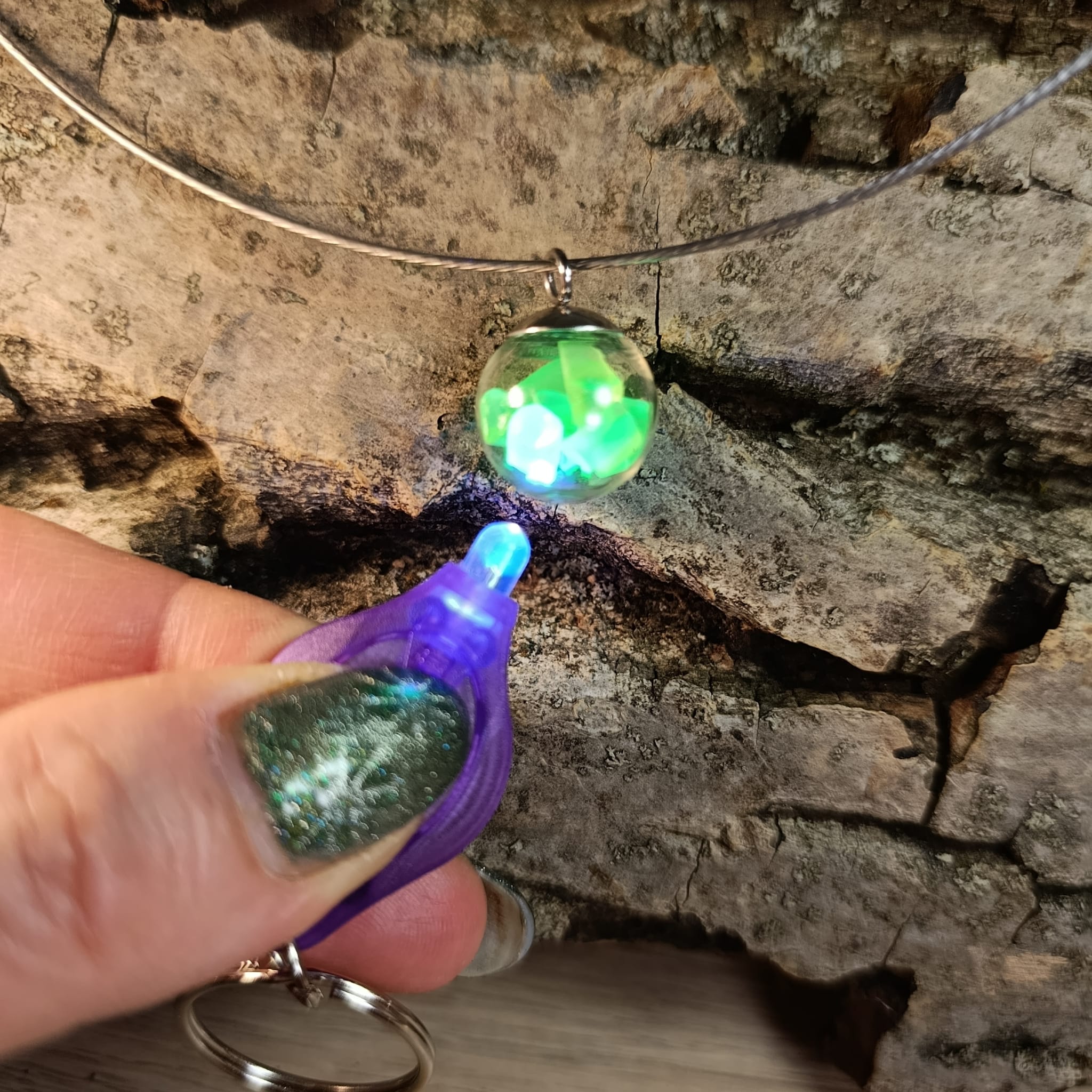 Náhrdelník z UV skla na struně 47 cm | UV svítilna zdarma - Obrázek 3