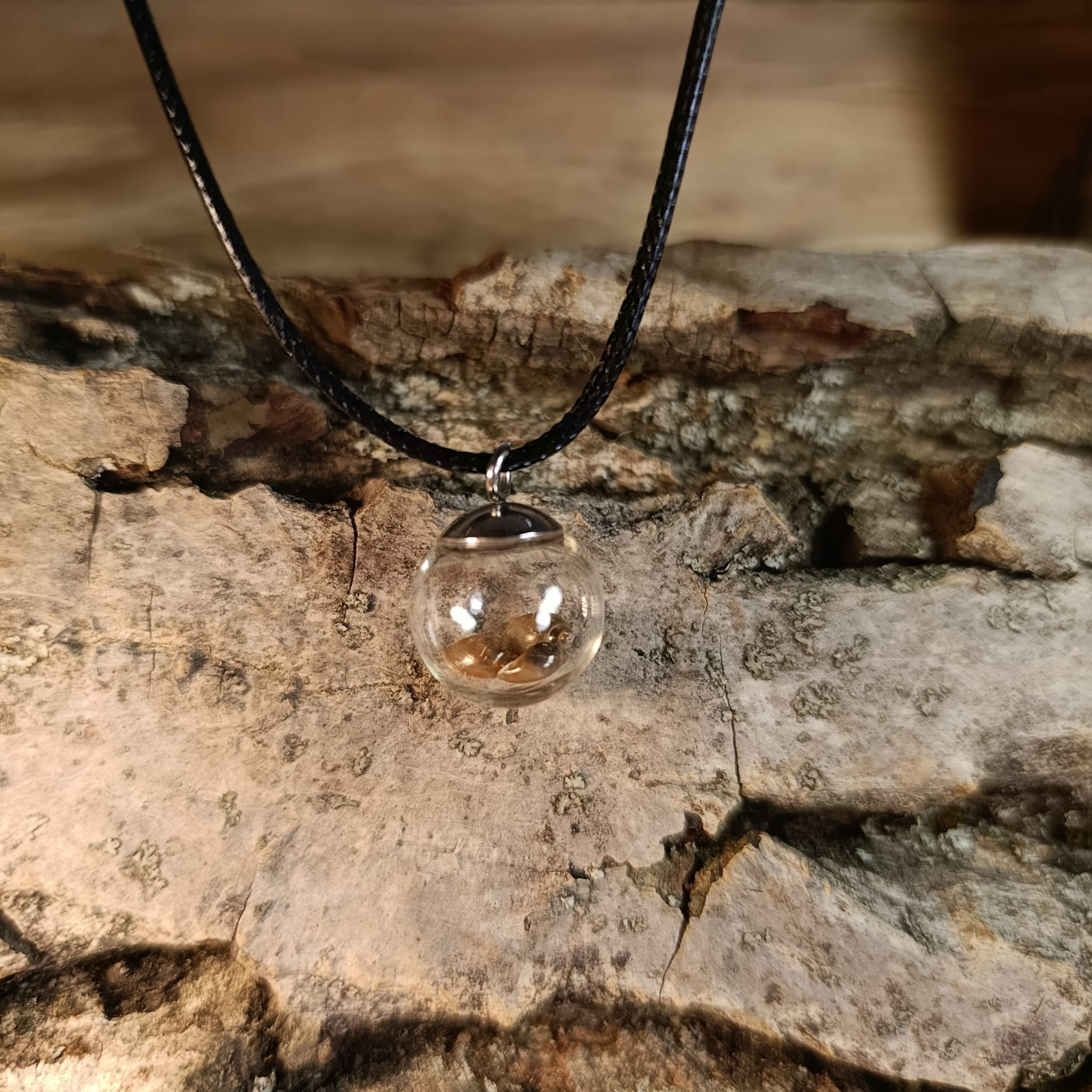 Náhrdelník LEVATKA s ulitami šneků na struně 45-50 cm - Obrázek 3