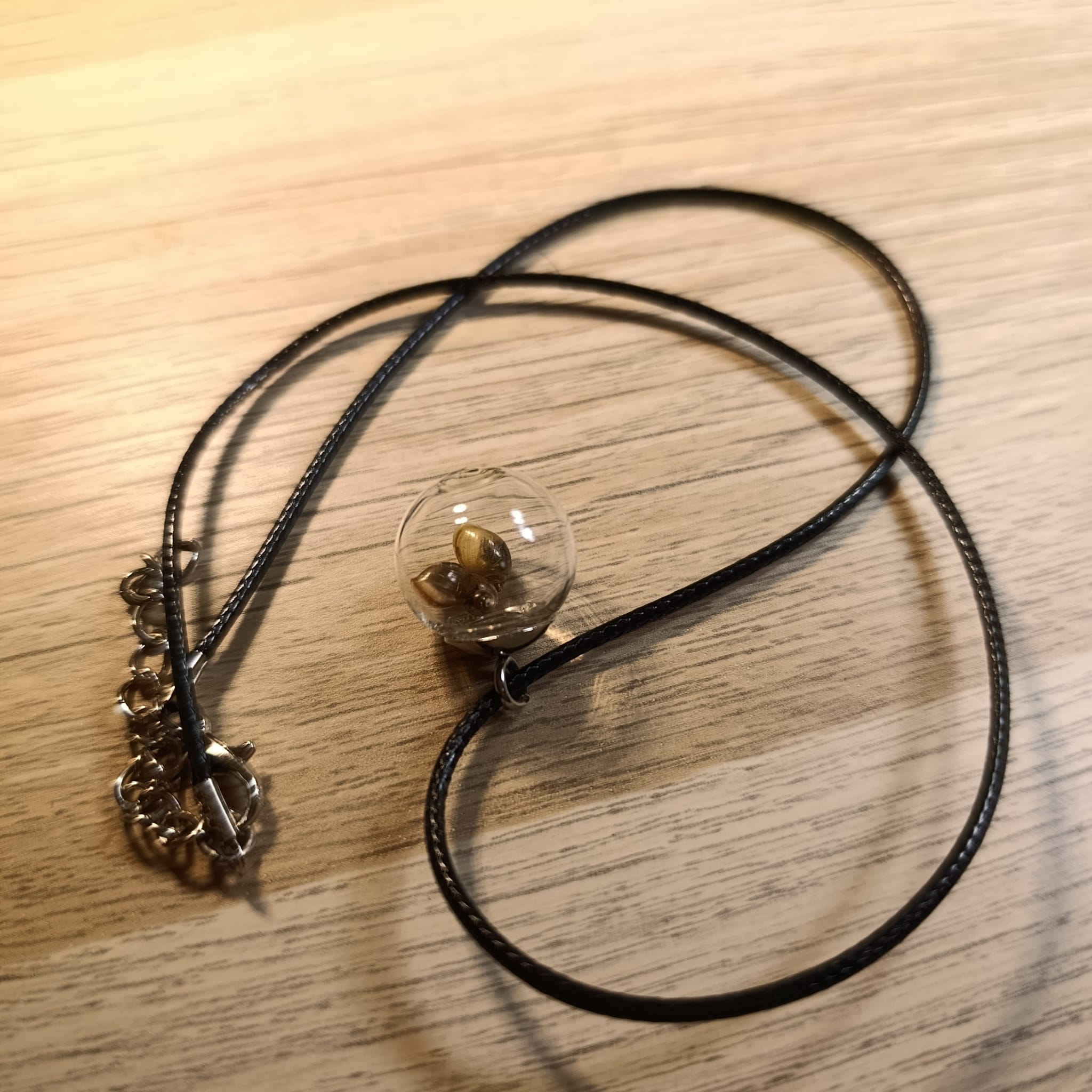 Náhrdelník LEVATKA s ulitami šneků na struně 45-50 cm - Obrázek 2